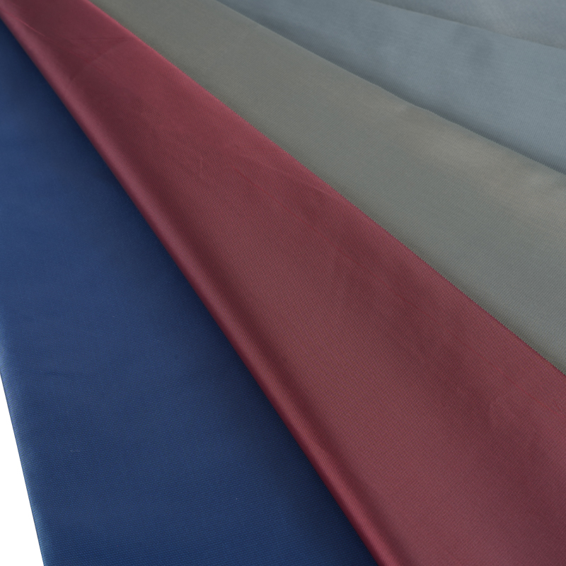 Tessuto in twill fine policationico al 100%.