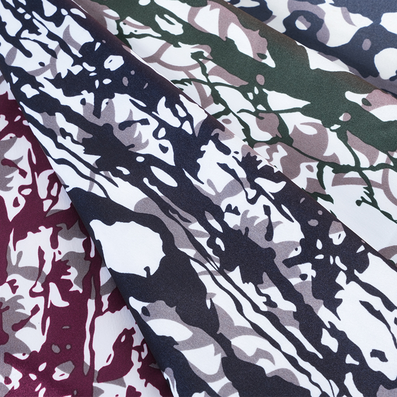 Tessuto con stampa graffiti satinato opaco 50/75