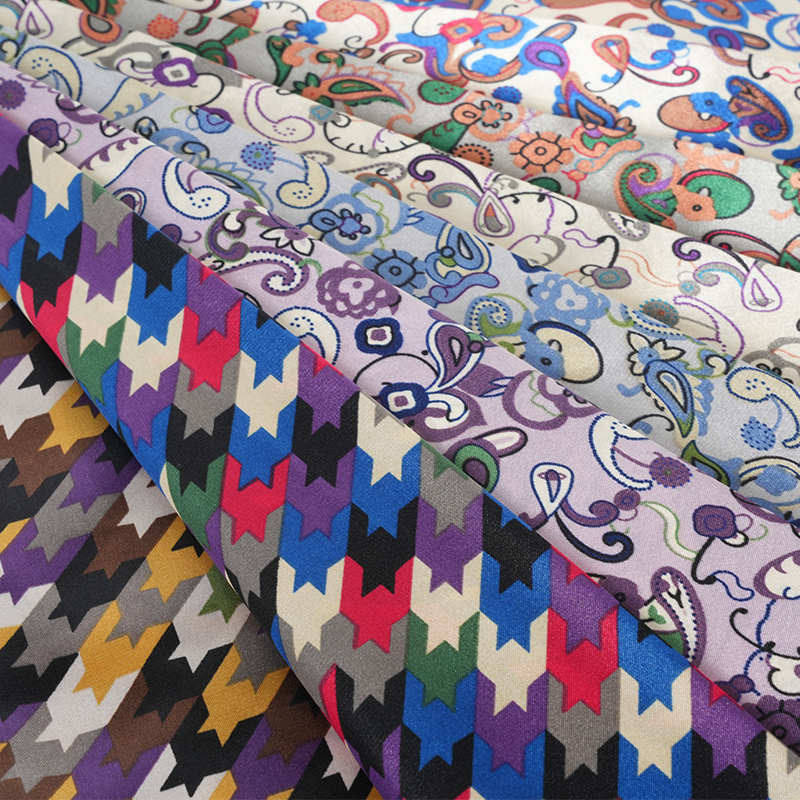 Tessuto in poliestere con stampa satinata geometrica in raso ritorto 50 * 75